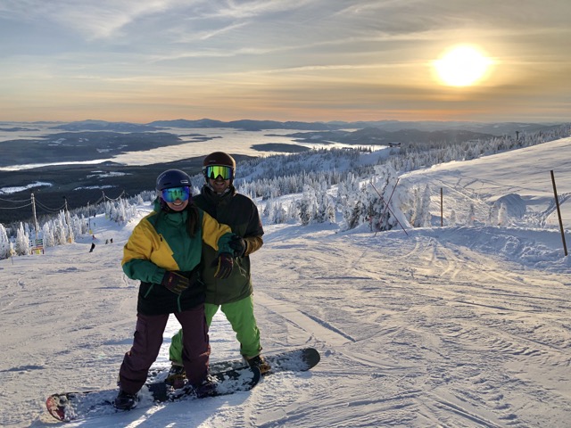 2 snowboarders on a mountain on the winter season of Canada 